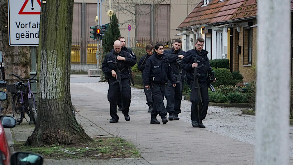 Polizisten mit Schnellfeuerwaffen sicherten die Umgebung.