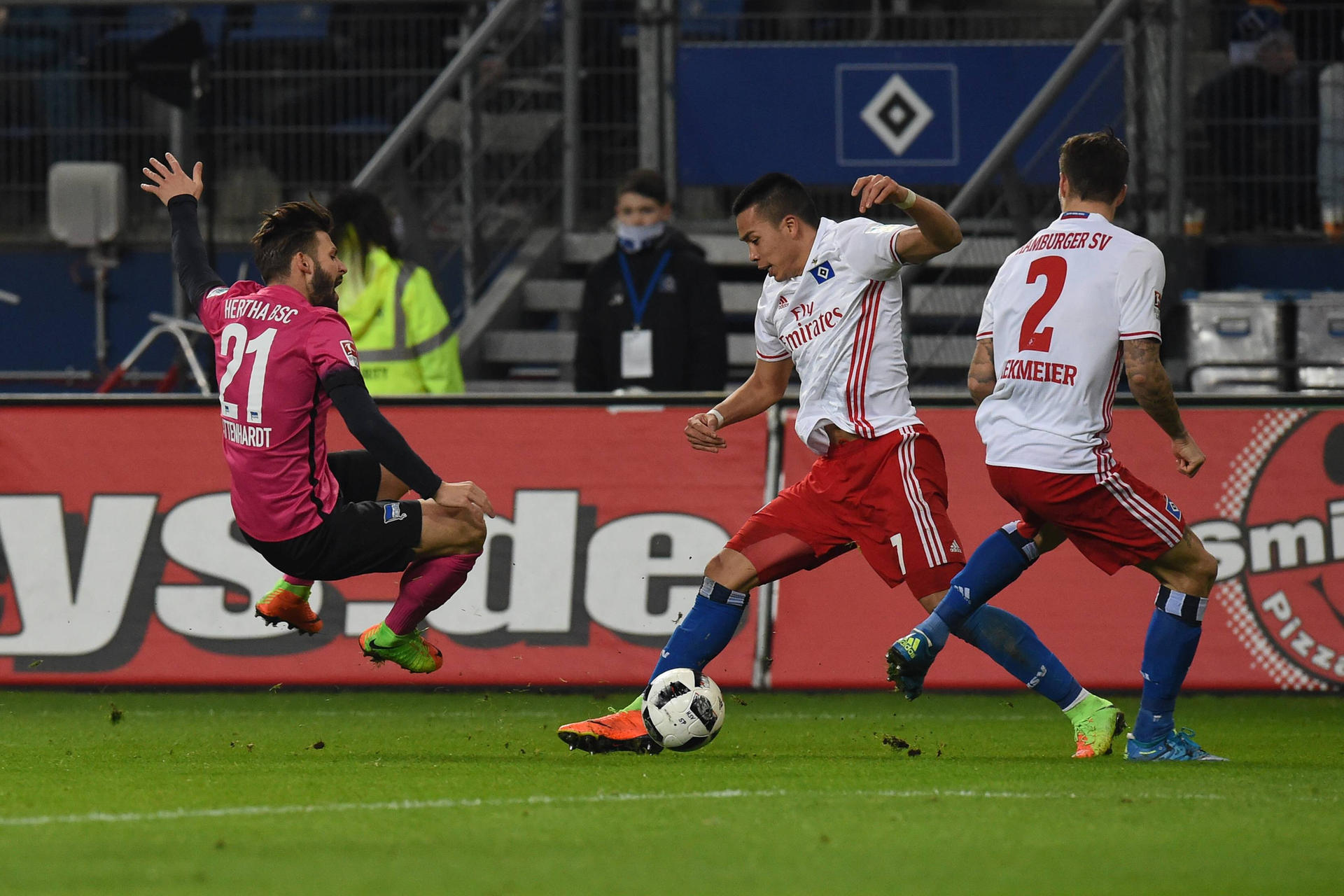 Weil Marvin Plattenhardt sich von Bobby Wood den Ball abjagen lässt anstatt die Kugel einfach wegzuhauen, verliert Hertha auch in Hamburg. Es ist schon die sechste Auswärtspleite in Folge. 