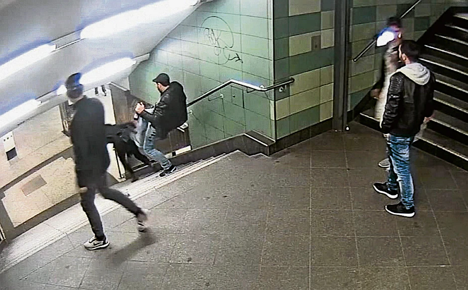 Im Oktober vorigen Jahres wurde am U-Bahnhof Hermannstraße eine Frau eine Treppe hinuntergetreten. Die Täter wurden ermittelt.