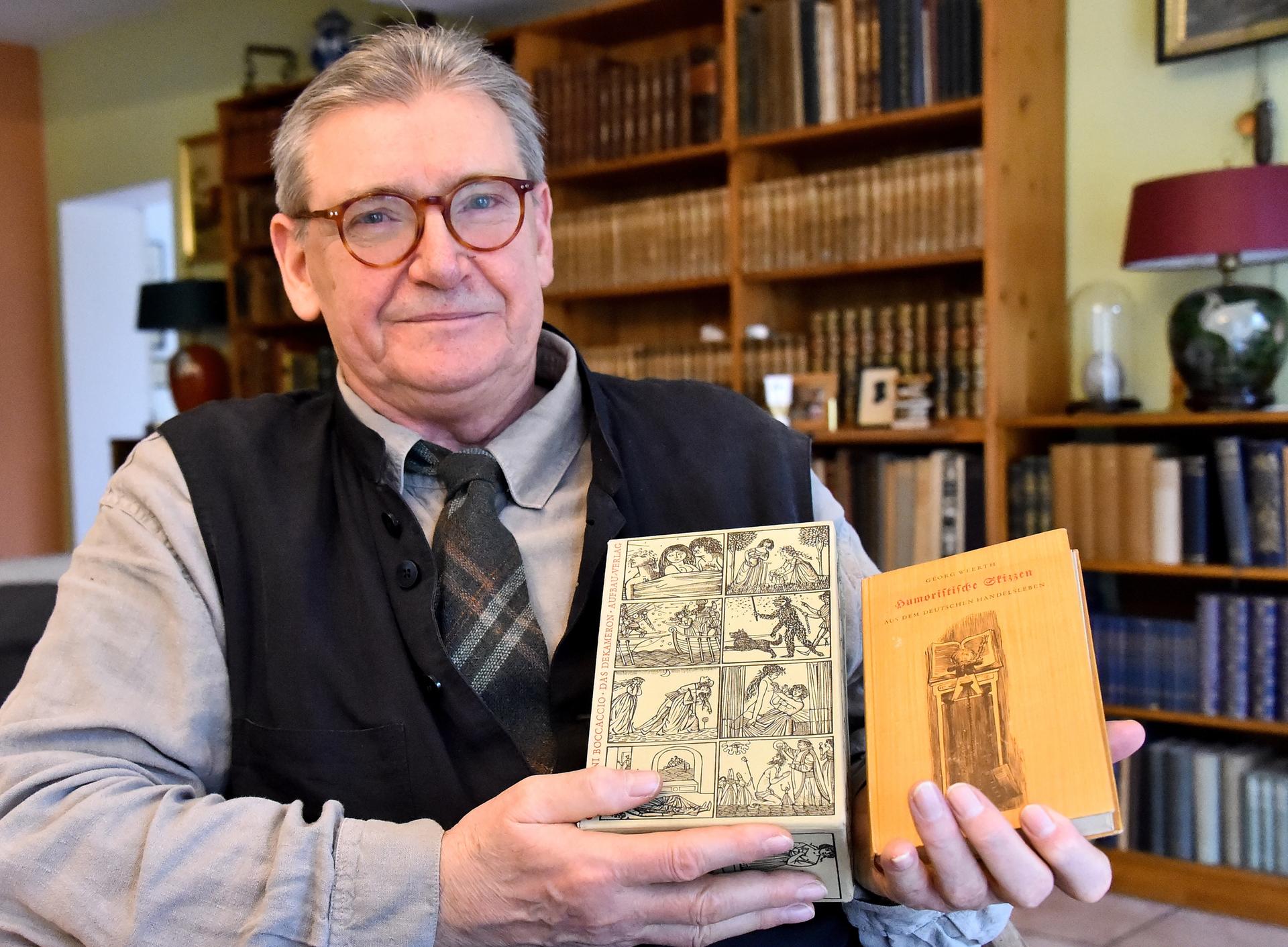 Christian Klemke zeigt von seinem Vater Werner Klemke illustrierten Bücher.