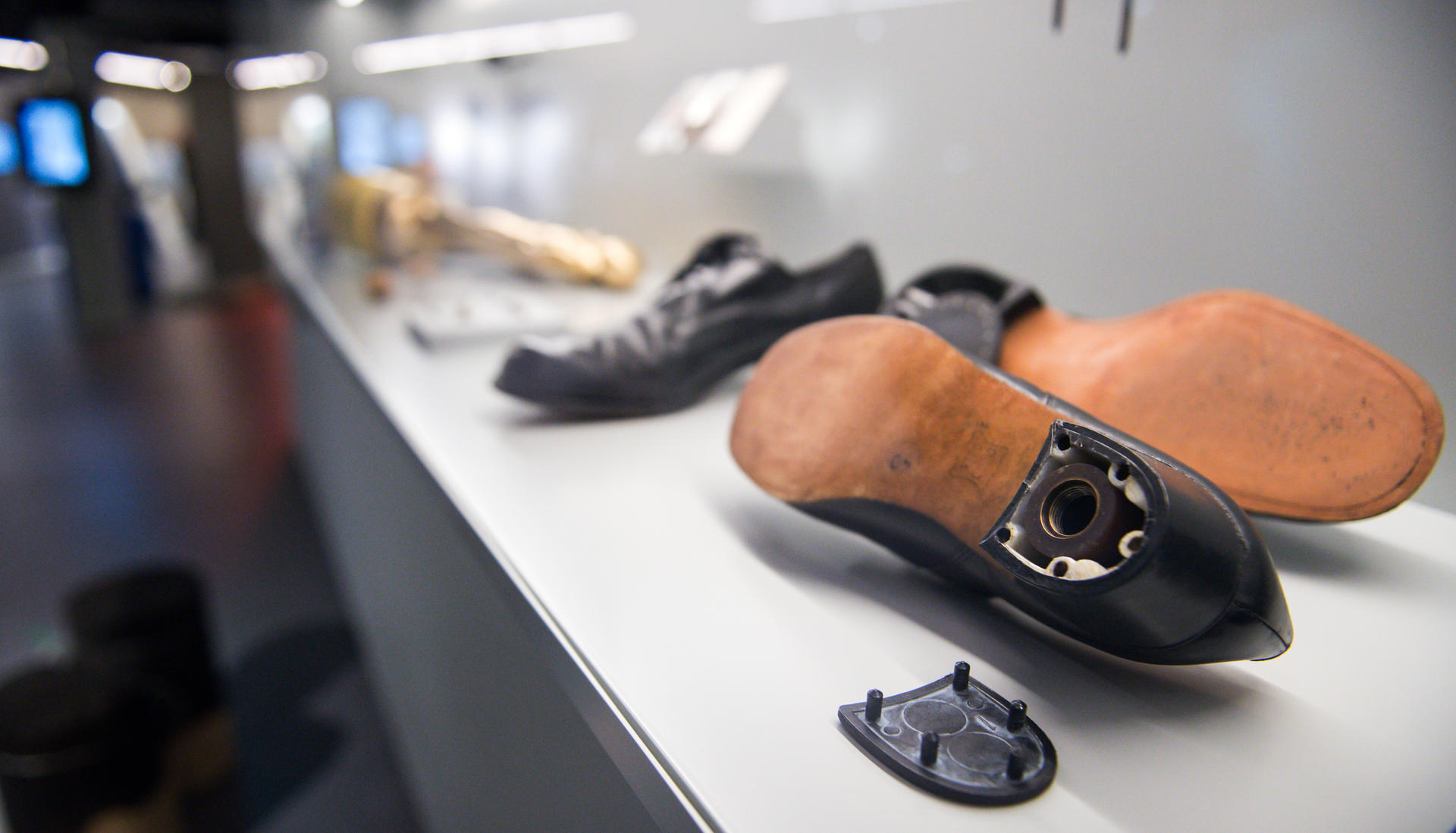 Im Deutschen Spionage-Museum zeigt eine Dauerausstellung 300 Exponate aus der Geschichte der großen Agenten – wie diese Schuhe mit Geheimfach.