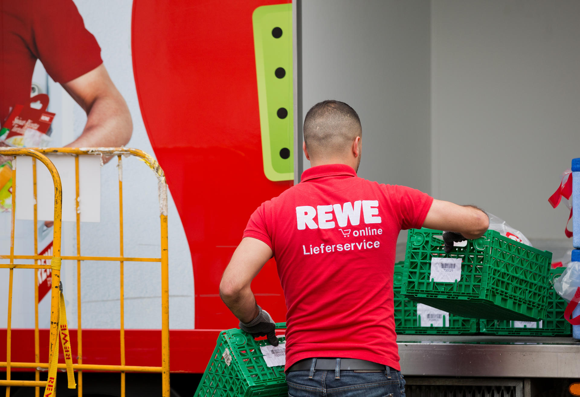 Rewe liefert im Internet bestellte Waren flott nach Hause. Neukunden zahlen keine Liefergebühr