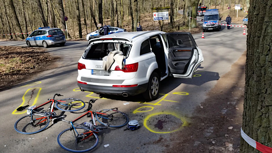 Das Unfallauto und die zwei Fahrräder.