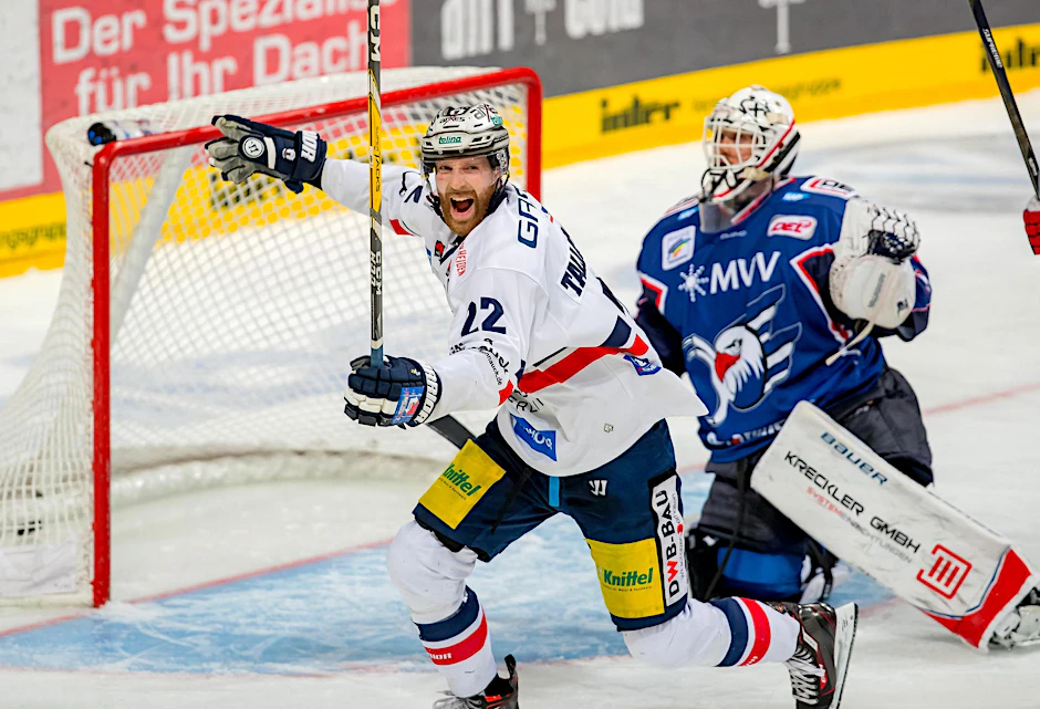 Barry Tallackson von den Eisbären Berlin feiert das Tor zum 1:1.