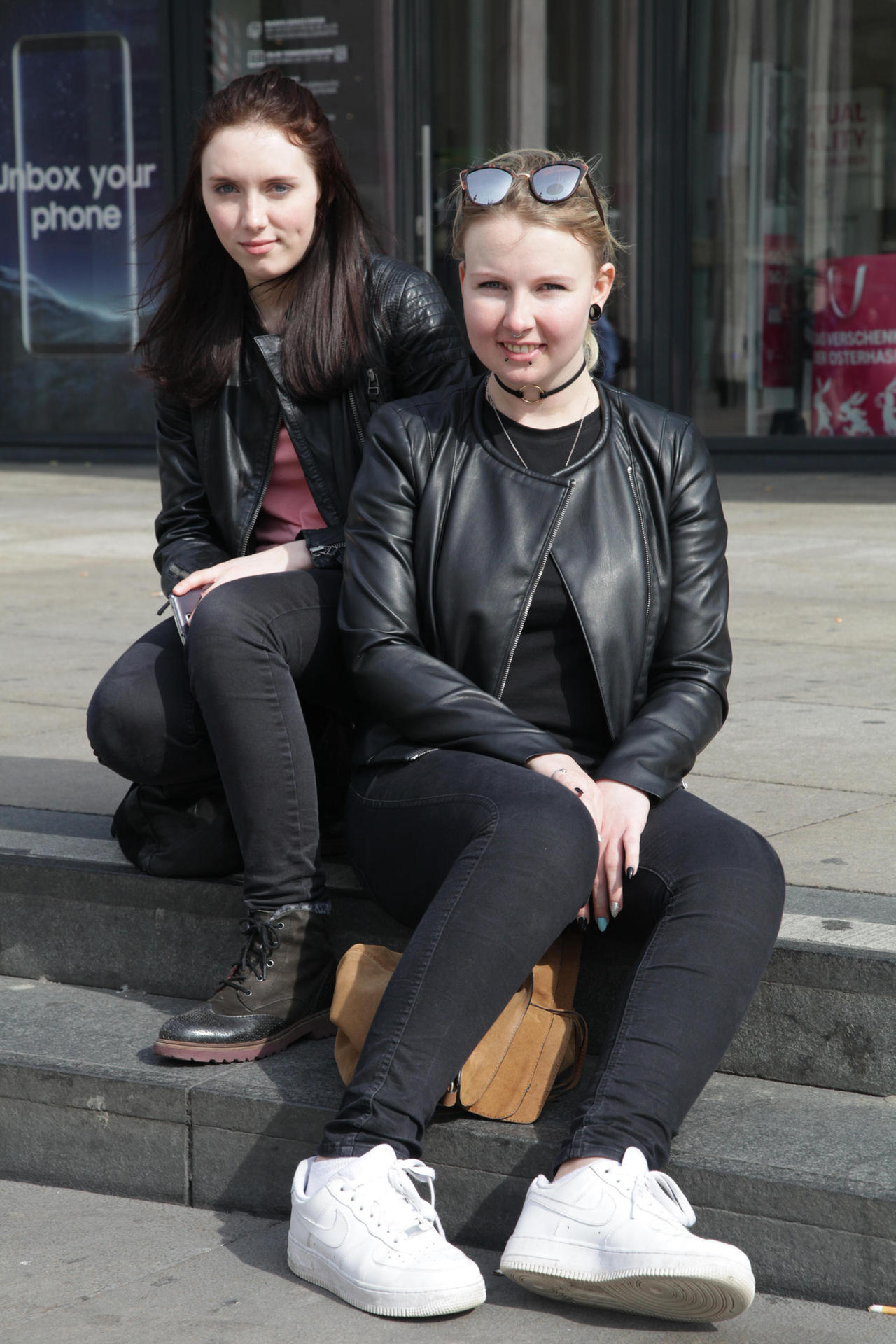 Die beiden Mediengestalterinnen Laura (21) und Jenny (22) aus Mitte verstehen Eltern und Kinder. „Auch wir verstehen oft nicht, was beim Musik-Upload erlaubt und was nicht erlaubt ist. Das ist für uns eine Grauzone“, sagen sie. Kinder würden sie deshalb nicht verpfeifen.
