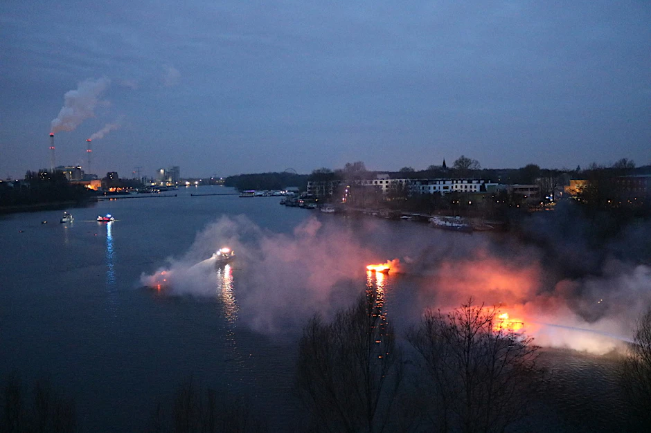 Diese Aufnahme aus den frühen Morgenstunden zeigt die brennenden „Lummerland“-Boote.