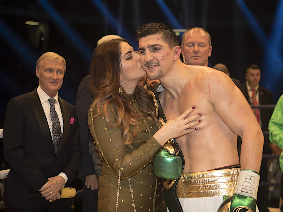 Küsschen für den Erfolg: Die Liebe von Ehefrau Amina macht Marco Huck stark.