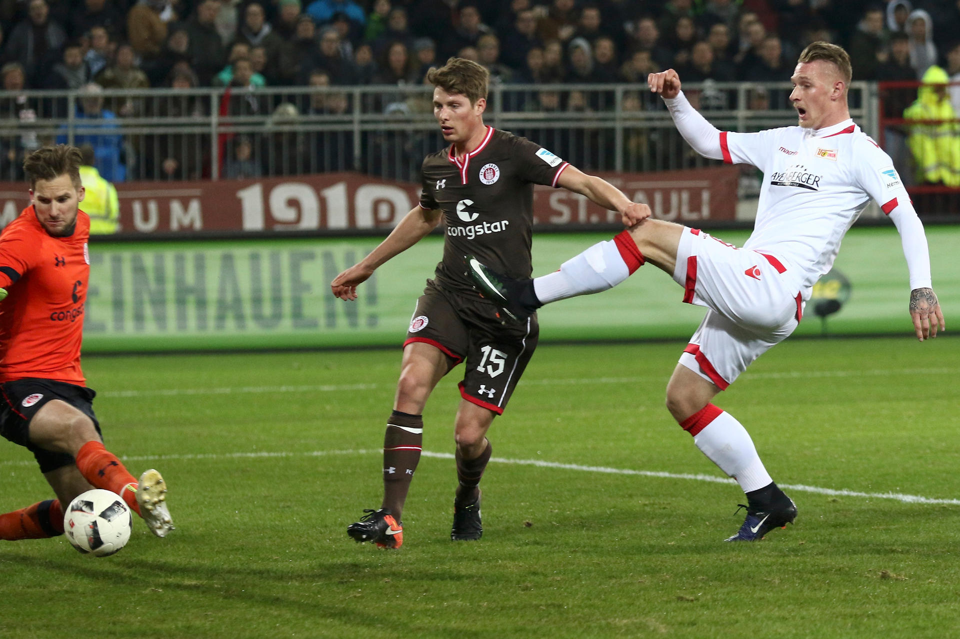 Beim 1:0 zeigt Sebastian Polter, dass er einen echten Torriecher hat und drückt den Ball reaktionsschnell über die Linie.  
