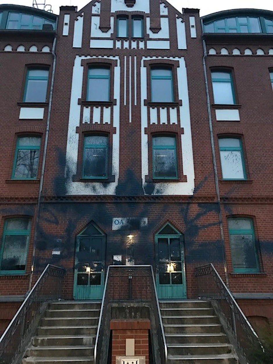 Unbekannte Chaoten haben die Fassade des Ordnungsamtes in Reinickendorf mit Farbbomben beworfen. 