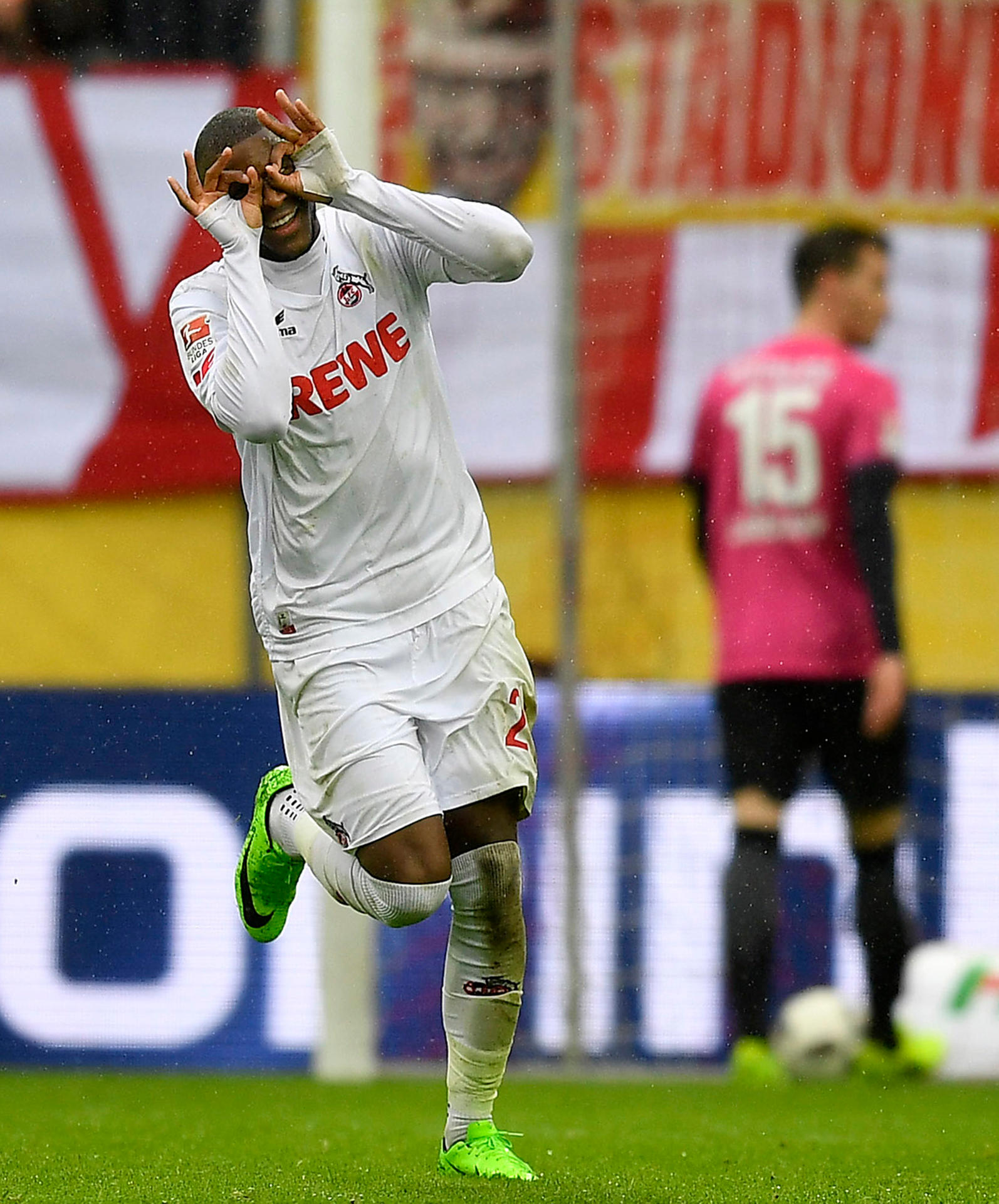 Image - Modeste lässt Brooks von Hertha BSC Berlin im Schlabberlook stehen