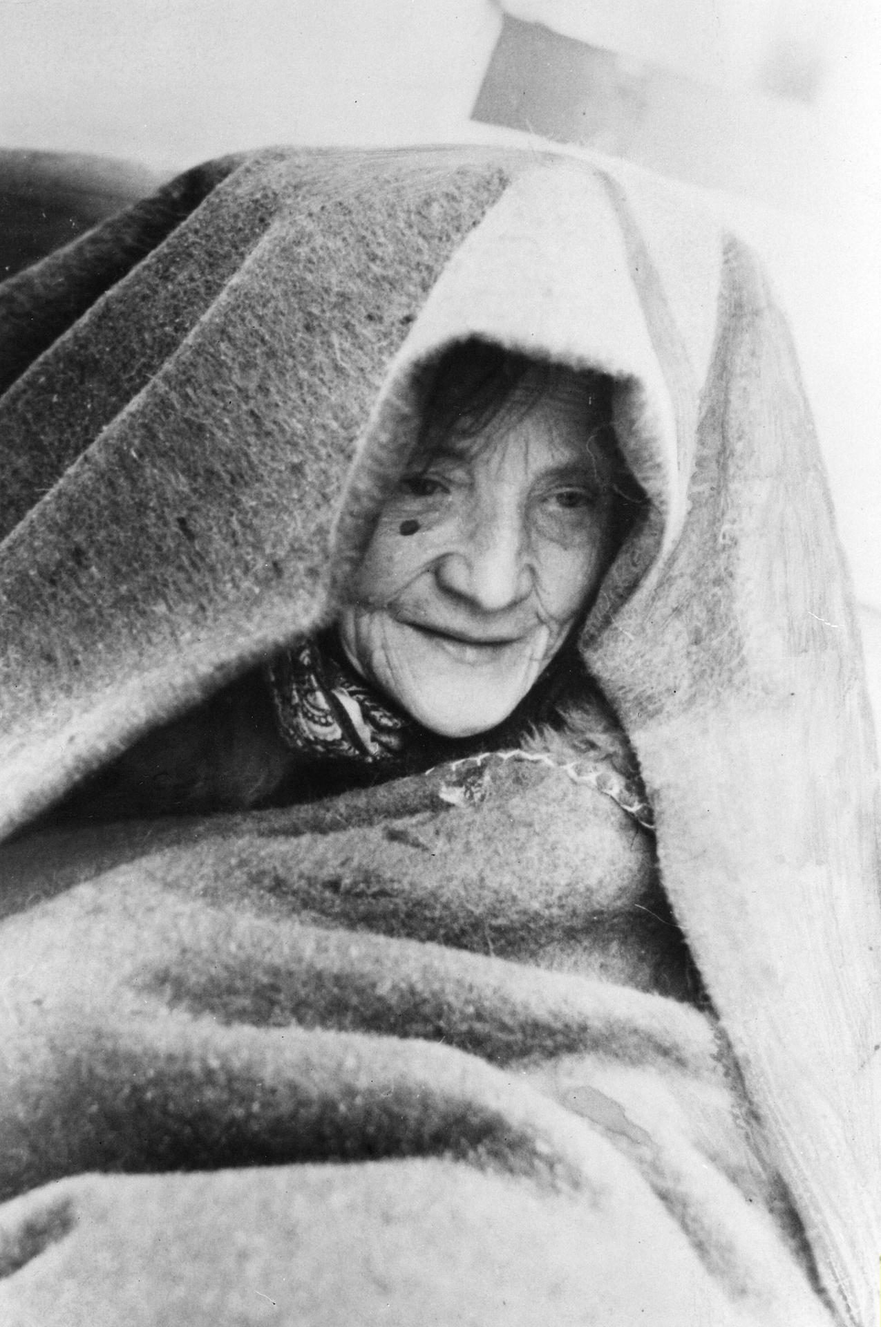 Ältere Menschen wie diese Berlinerin, die sich in eine Decke gehüllt vor der Kälte zu schützen versucht, sind im „Hungerwinter“ besonders lebensgefährdet.