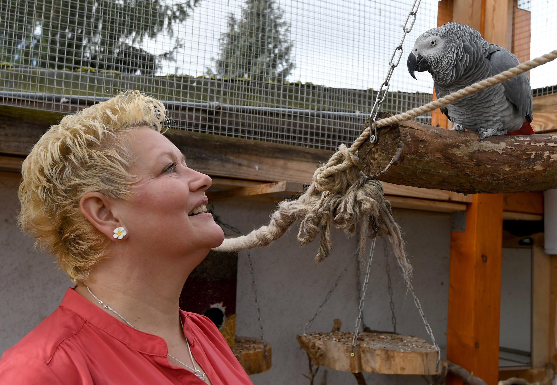 Kerstin Frommke mit ihrem Graupapagei Rocco.