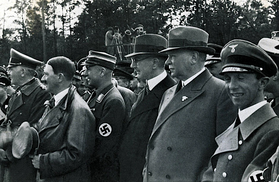 Die Schüler posierten vor Plakaten mit Hitler und Göbbels, zeigten den Hitlergruß und fotografierten sich selbst dabei.