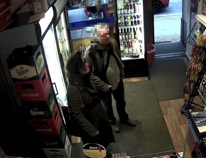 Ewa Kowska mit ihrem Begleiter Franky S. (55) in einem Spätkauf. Es zeigt die Künstlerin wenige Stunden vor ihrem Tod.