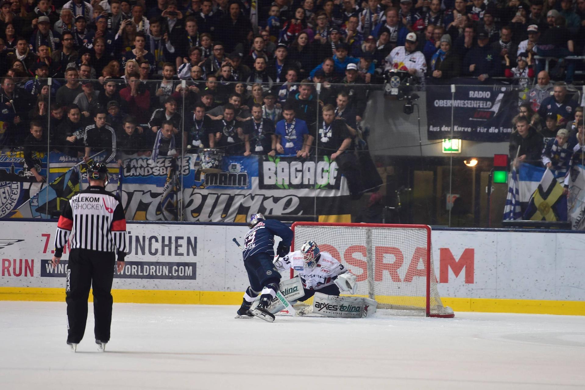 Der überragende Petri Vehanen hält den Penalty von Jon Matsumoto.