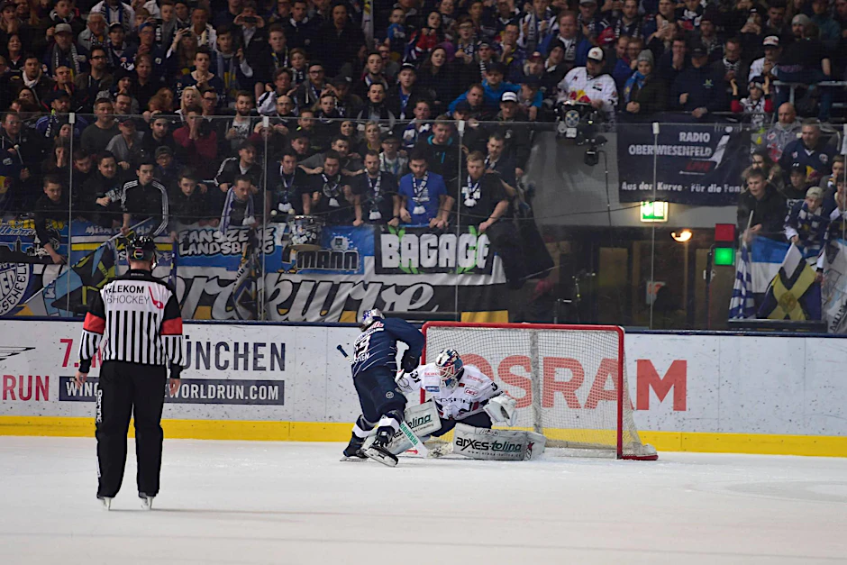 Der überragende Petri Vehanen hält den Penalty von Jon Matsumoto.