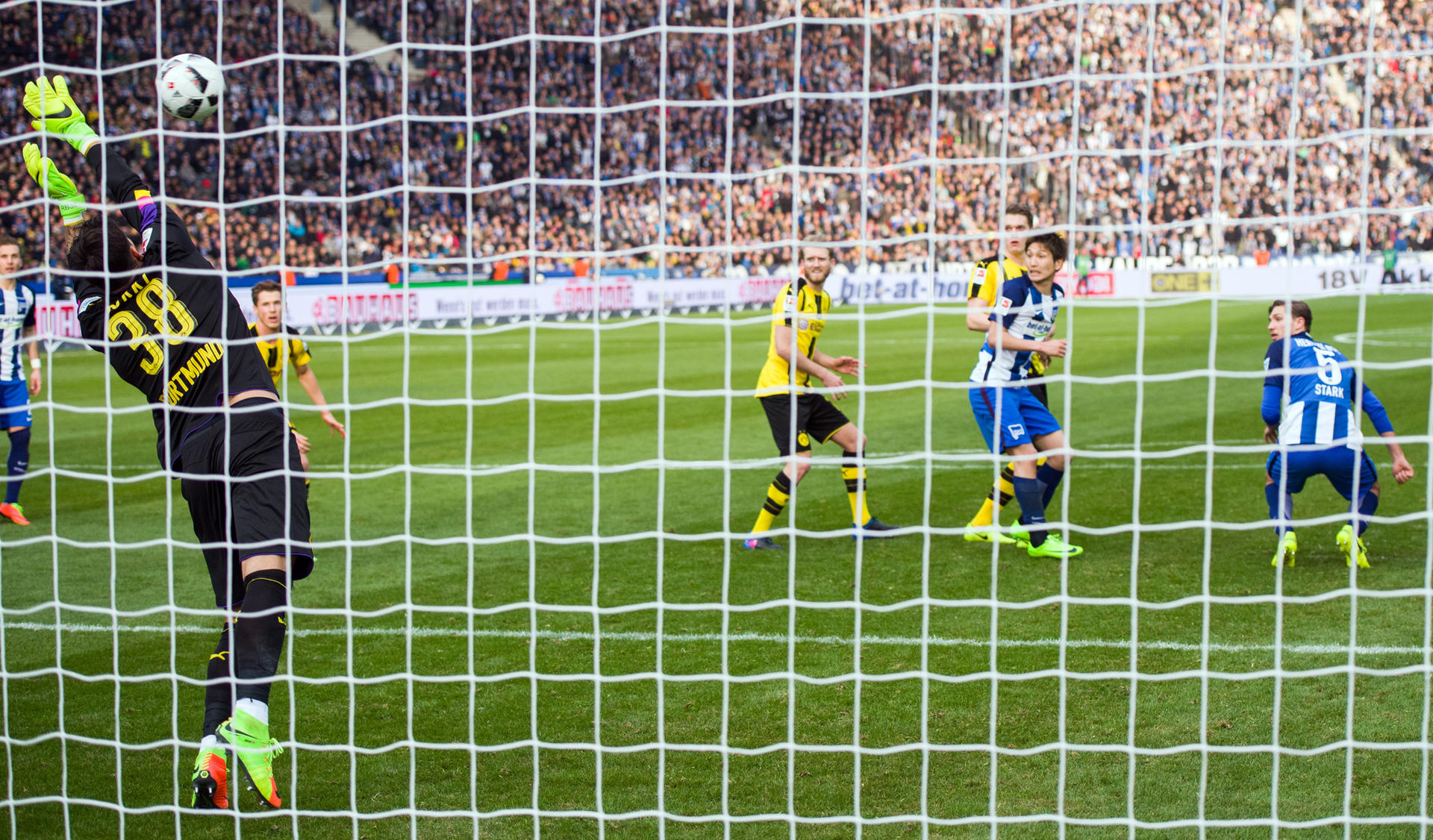 Da hat Dortmunds Keeper Bürki keine Chance. Niklas Stark bückt sich extra, damit Plattes Geschoss durch die Lücke in der BVB-Mauer zischt.
