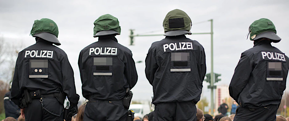 Polizisten bei der Arbeit. Vielen reicht das Gehalt nicht.