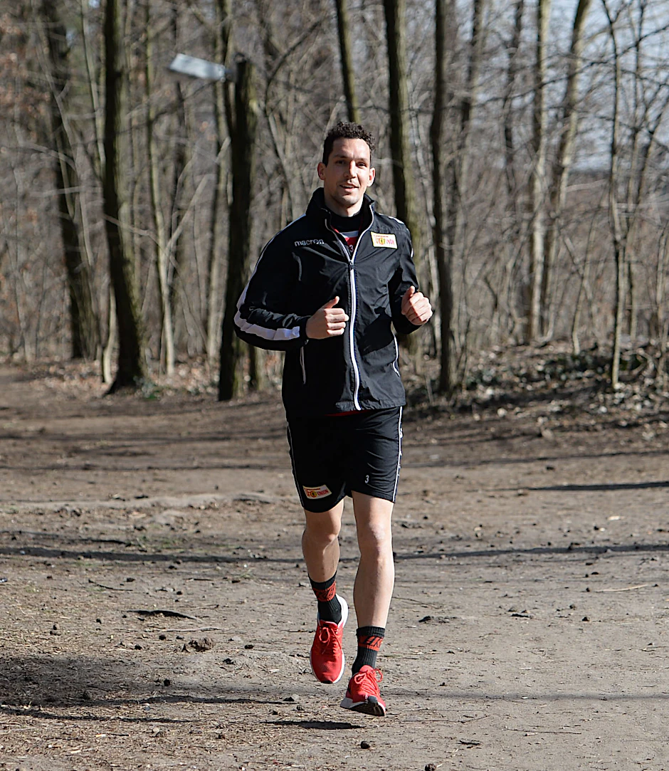 Als Sieger erträgt man auch die alltägliche Trainingsqual stets mit einem Lächeln auf den Lippen. Emanuel Pogatetz wirkt auf jeden Fall entspannt.  