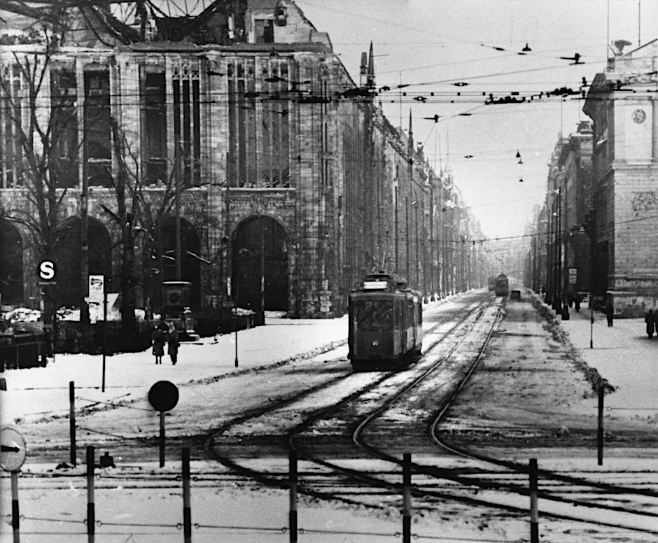 So gut wie menschenleer ist die Leipziger Straße Anfang 1947. Das Gebäude links ist das teilzerstörte Kaufhaus Wertheim. Bei dem Dauerfrost verkriechen sich die meisten Menschen in ihren Bleiben.