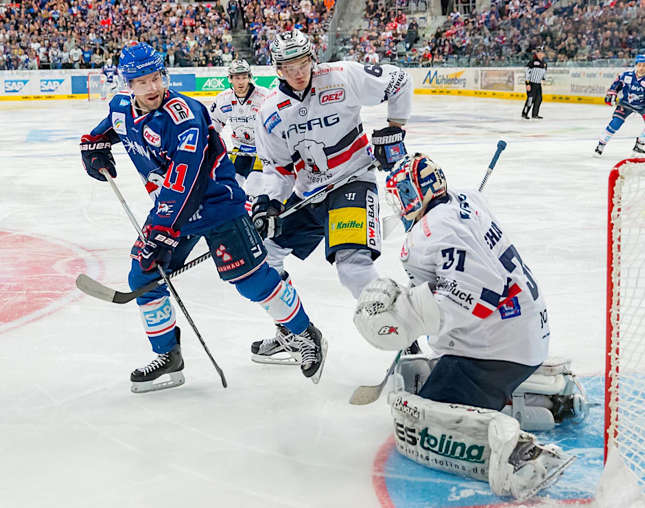 Eisbären-Torwart Petri Vehanen hält, was zu halten ist, gegen Matthias Plachta ist er einfach machtlos.