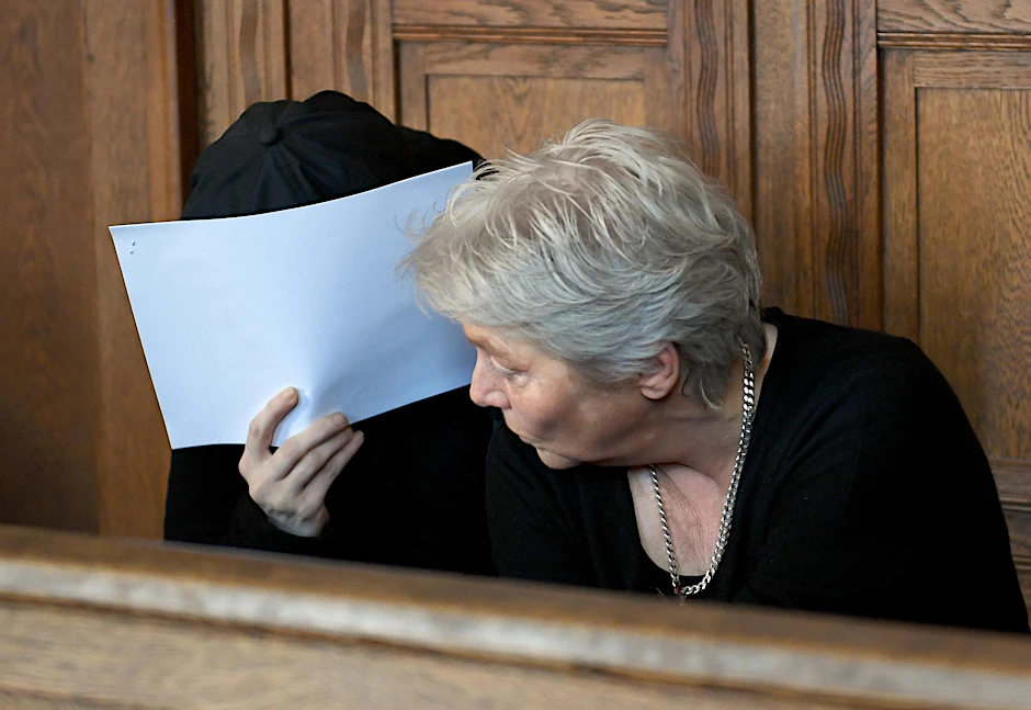 Der 35-jährigen Angeklagten Nadine B. (l) wird vorgeworfen, ihren Sohn sexuell missbraucht zu haben.