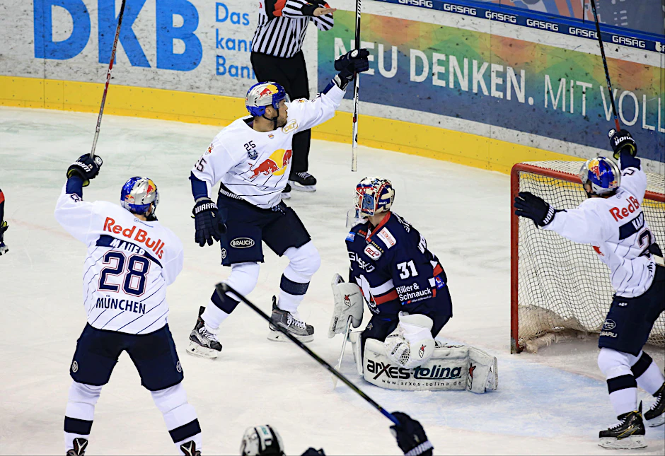 Eisbären-Torwart Petri Vehanen ist zum zweiten Mal überwunden, Münchens glücklicher Schütze Derek Joslin reißt Faust und Schläger hoch. Ein Tor beinahe aus dem Nichts und deshalb schmerzt es umso mehr.