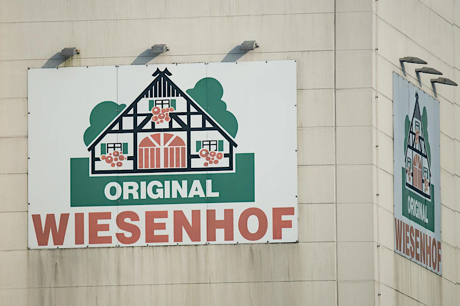 Das Firmenschild des Geflügelproduzenten Wiesenhof.