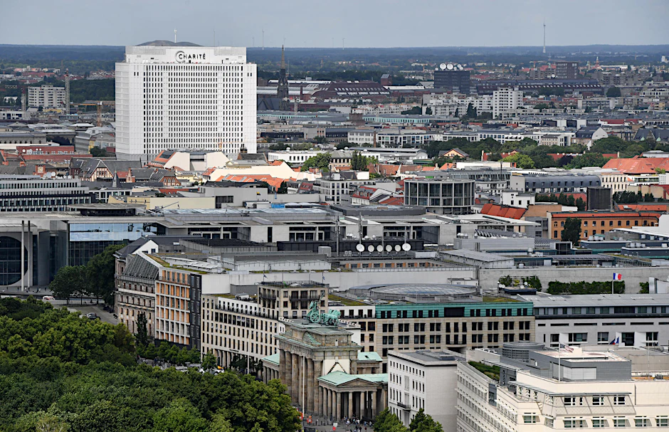 Blick auf das Bettenhaus der Berliner Charité.