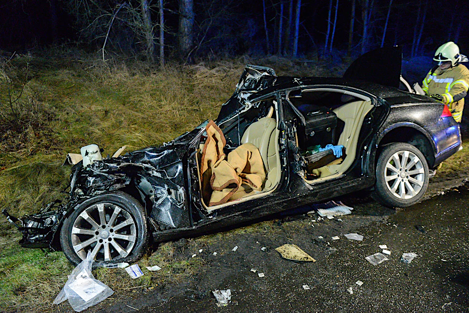 Der bei dem Unfall völlig zerstörte Mercedes.