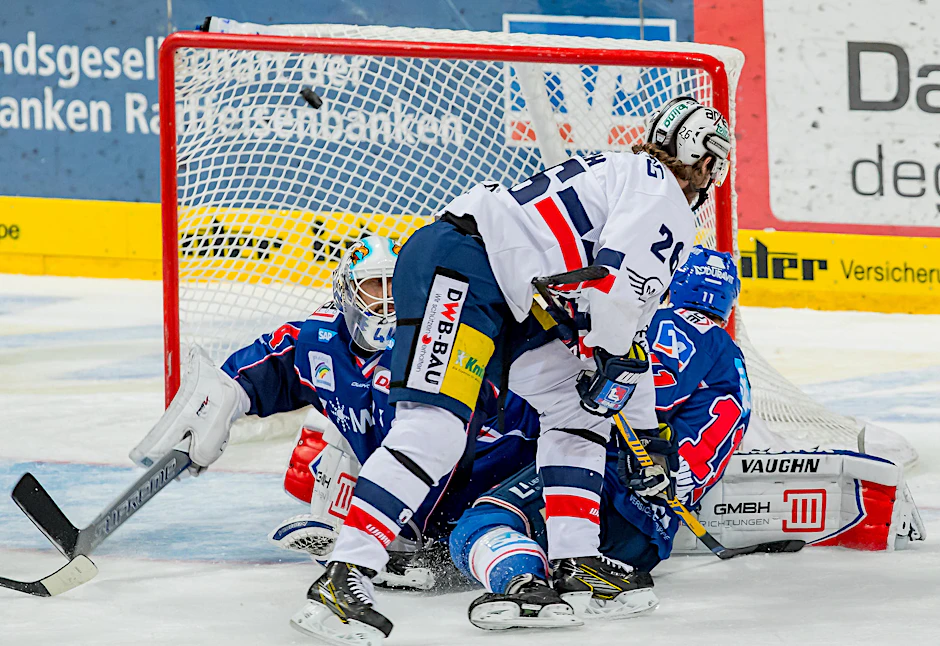 Florian Busch erzielt das 2:3 in Mannheim. Ein Tor des Willens, keines, das toll rauskombiniert wird. Bezeichnend für dieses Spiel. 
