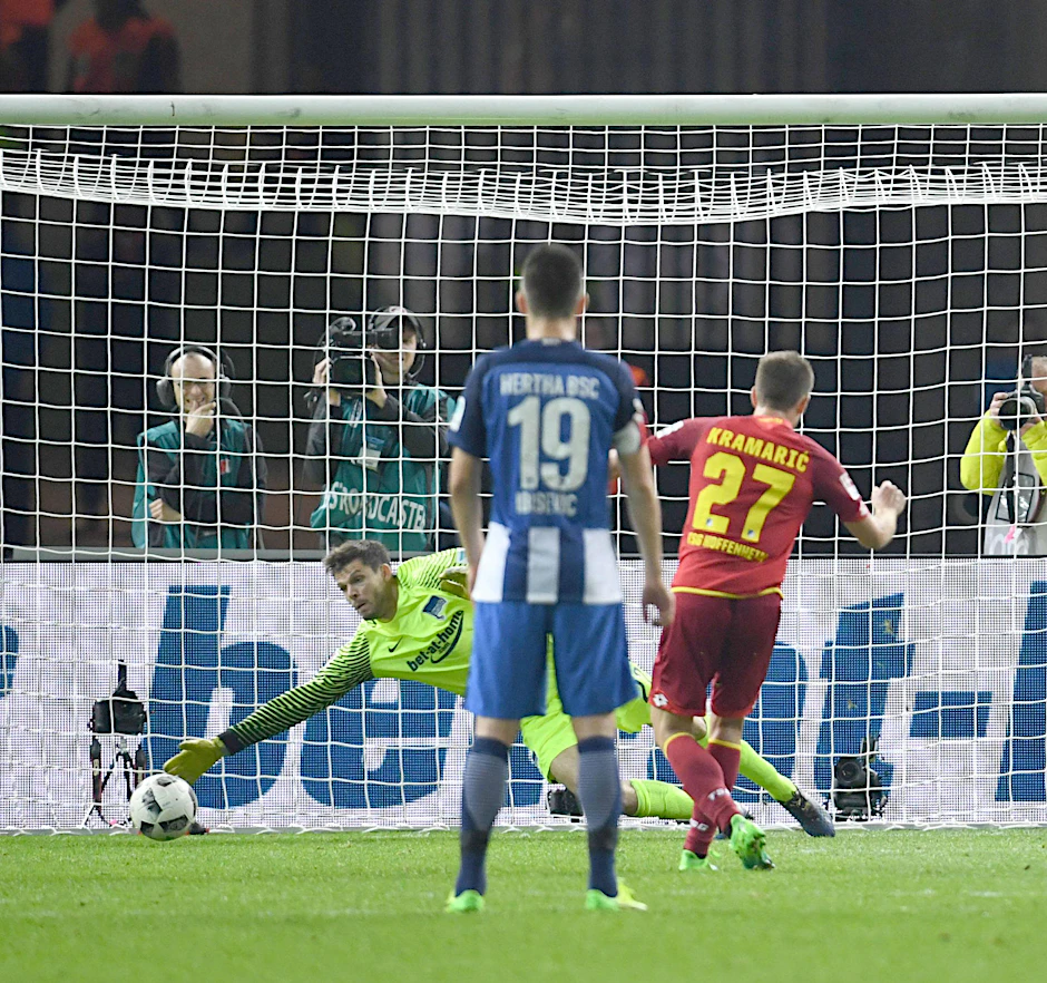 Der Anfang vom Ende. Hoffenheims Kramaric verwandelt den Handelfmeter zum 1:1.