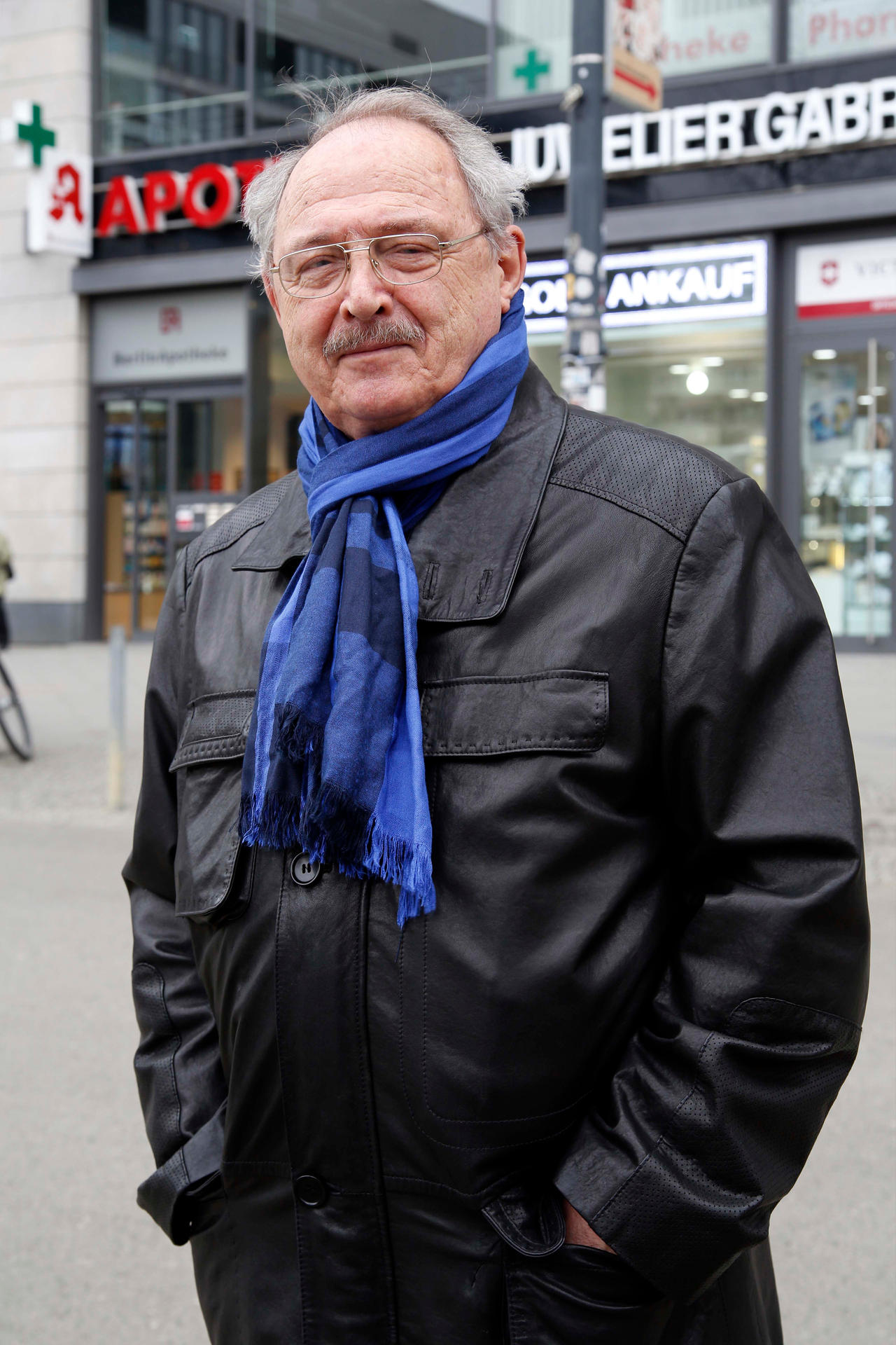 „Ich kann meinen Ärzten nicht mehr richtig vertrauen“ „Die Ärzte verschreiben zu viele Pillen“, so Herbert Stein (85) aus Mitte. Er nimmt insgesamt elf Tabletten gegen Bluthochdruck, Gicht und Wasser in den Beinen. „Mir wurde eine zu hohe Dosis verschrieben, ich musste ins Krankenhaus“, sagt er.