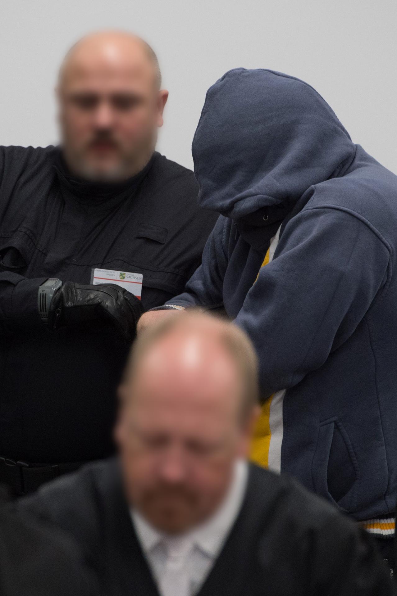 Mike S. versteckte sich unter seiner Kapuze, als der den Gerichtsraum betrat.
