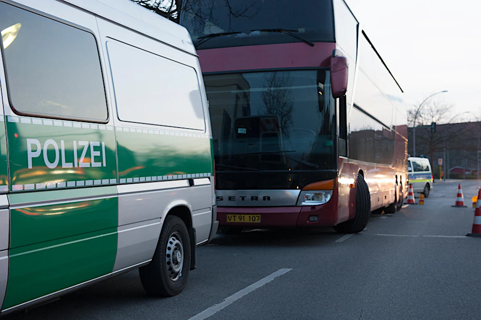 Polizisten war der Reisebus am Hohenzollerndamm/Konstanzer Straße aufgefallen.