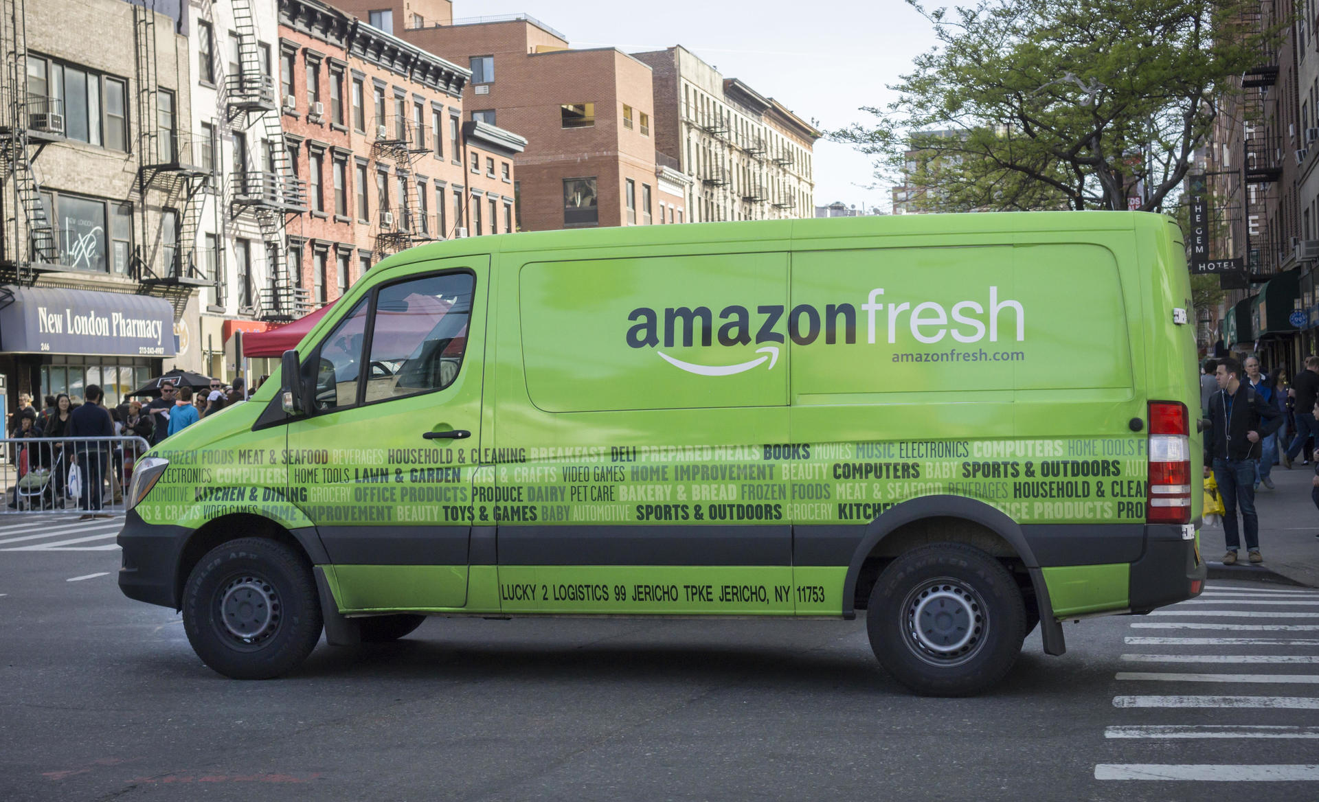 Der US-Riese Amazon will im April einen Lieferdienst für frische Lebensmittel in Berlin starten.