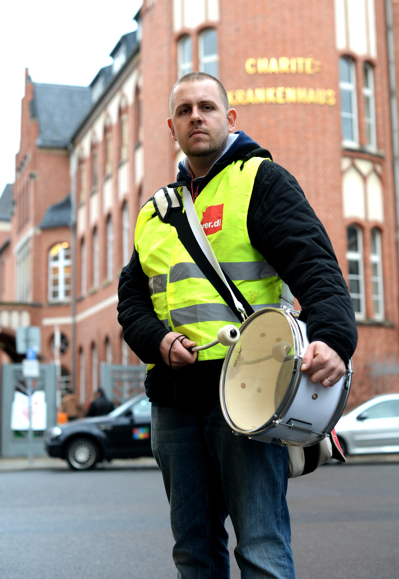 Auf die Pauke hauen: Sebastian Jansen erlebt mit, dass Kollegen sich im Dienst der Gesundheit krank arbeiten würden.