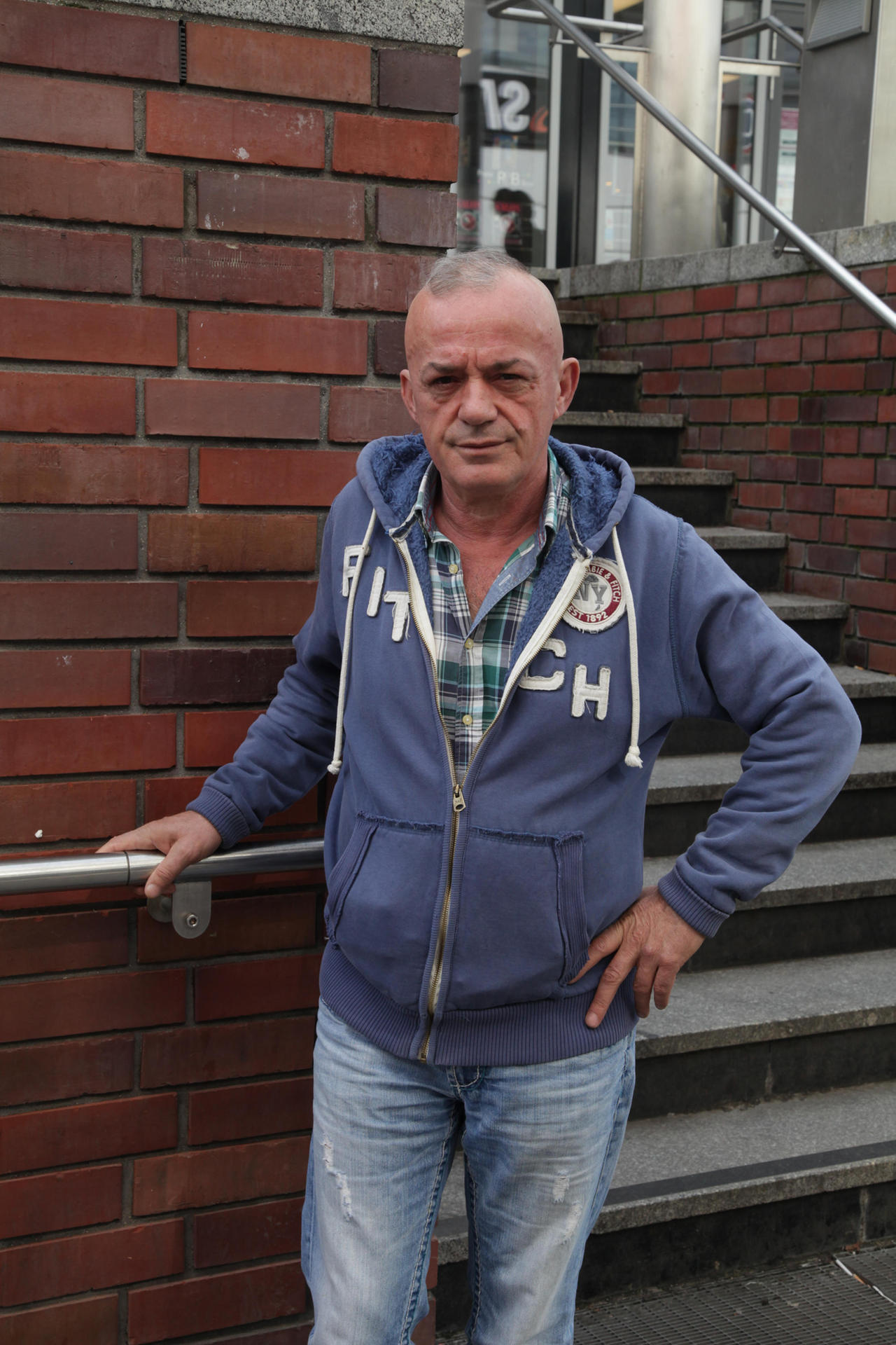 „Kinder sind für sich selbst verantwortlich“ Der Bauleiter Muamer Kolasinac (57) aus Pankow findet, Eltern sollten die Strafe ihrer Kinder nicht bezahlen. „Die Eltern können doch nichts dafür, was ihre Kinder verzapfen.“ Jeder sei für sich selbst verantwortlich, sagt er. „Dass der Upload von Musikalben illegal ist, weiß man eigentlich.“
