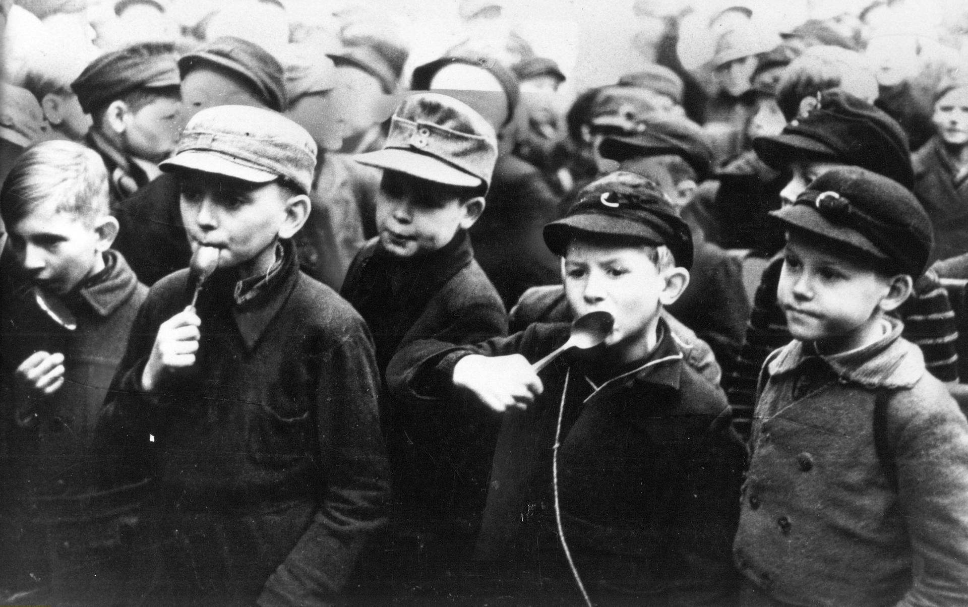 Hunger! Berliner Kinder warten im Februar 1947 auf die Schulspeisung. Jeder Schüler muss jeden Morgen eine Presskohle mitbringen, um das Klassenzimmer zu heizen. Das können sich nicht alle leisten. Die 13-jährige Evelyne und ihre 9-jährige Schwester bleiben deshalb zu Hause.