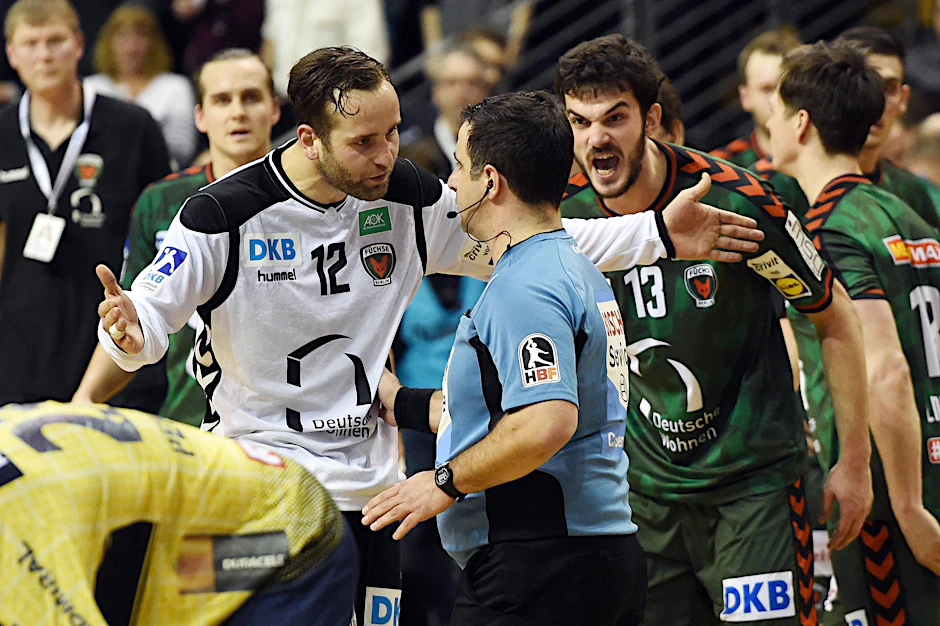 Tumulte nach dem Spiel: Die Füchse Silvio Heinevetter (l.) und Petar Nenadic (r.) bestürmen Schiedsrichter Sascha Wild.