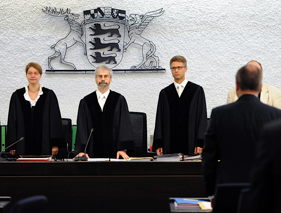 Entscheidet sich Richter Roderich Martis (Mitte) für eine Verurteilung, drohen Schlecker bis zu zehn Jahre Haft.