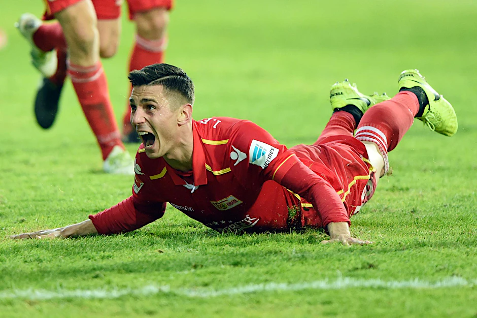 Damir Kreilach scheint nach seinem 2:0 Siegtreffer schon mal in Super-Aufstiegslaune zu sein. 