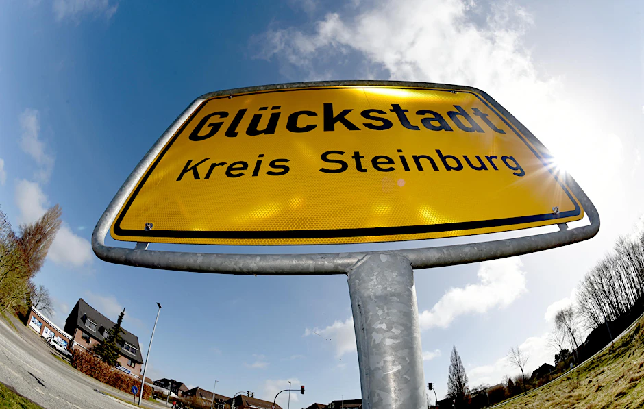 Das Ortsschild von Glückstadt (Schleswig-Holstein). Wo Städte Namen wie Glückstadt und Glücksburg tragen, dort muss das Glück einfach seine Heimat haben. 