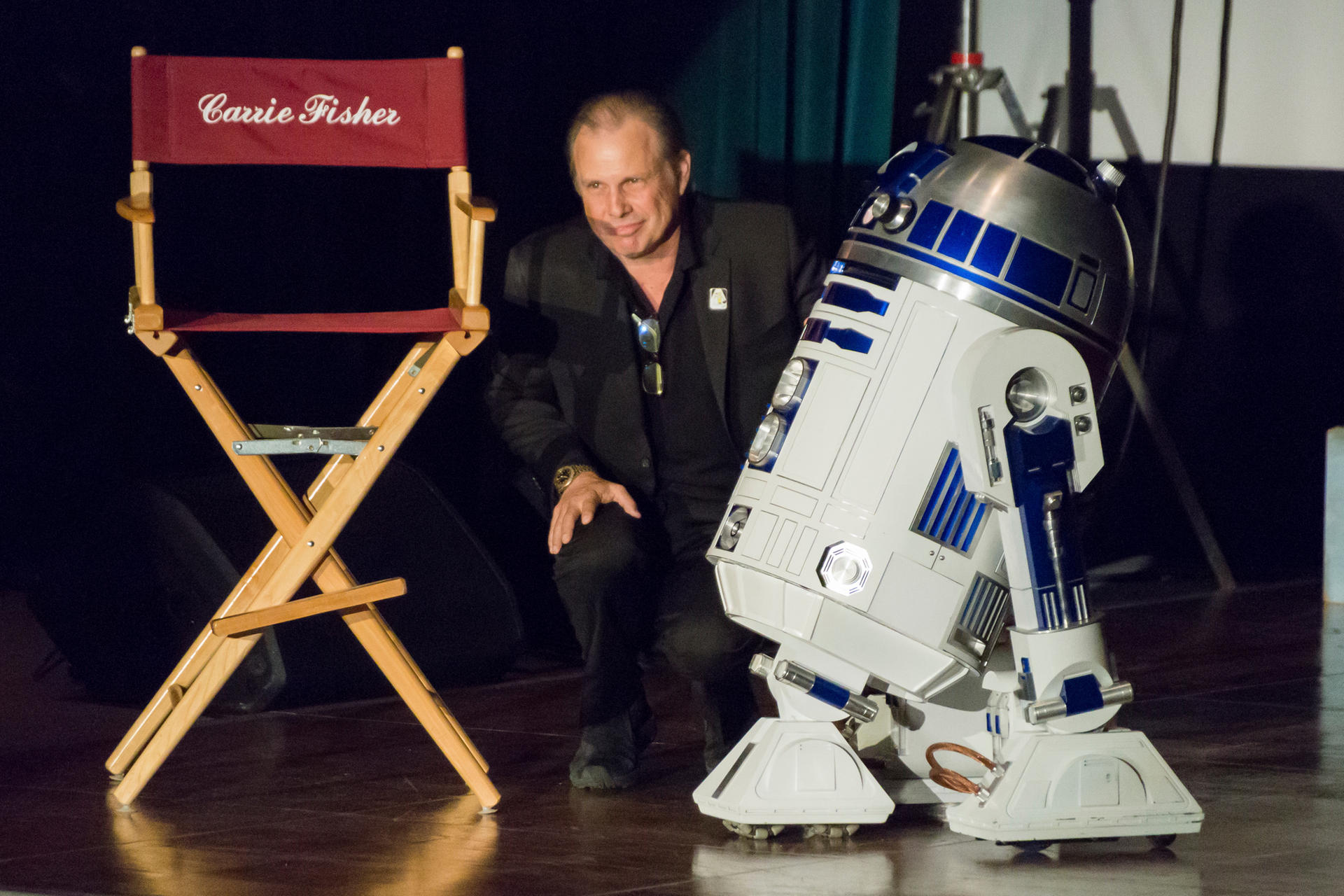 Auch R2-D2, der Roboter-Partner von Prinzessin Leia aus den „Star Wars“-Filmen war dabei, hier an seiner Seite Carries Bruder Todd Fisher.