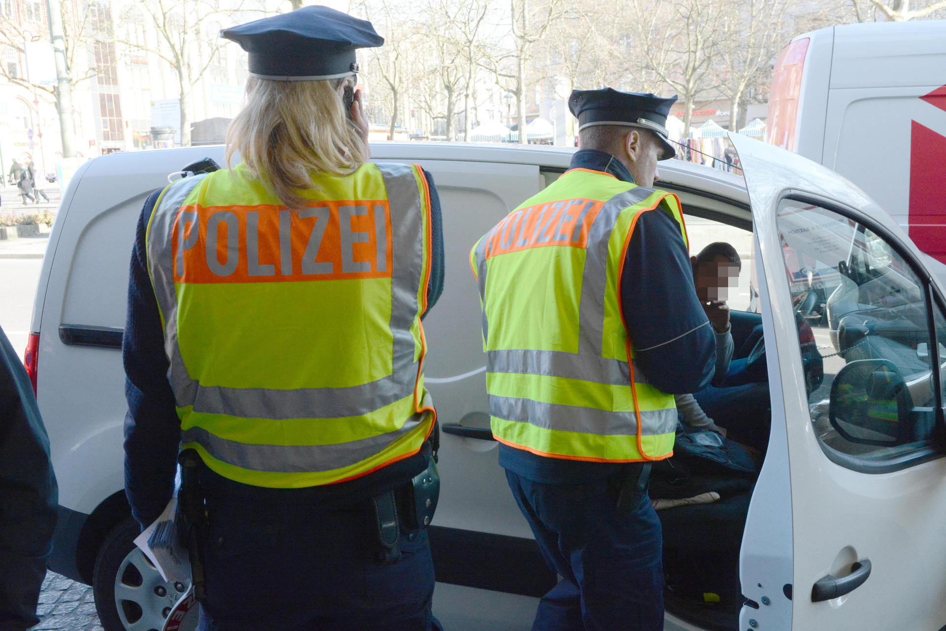 Die Papiere bitte! Auch wer beim Fahren telefoniert, wird angehalten. Der Tarif: 60 Euro und ein Punkt.