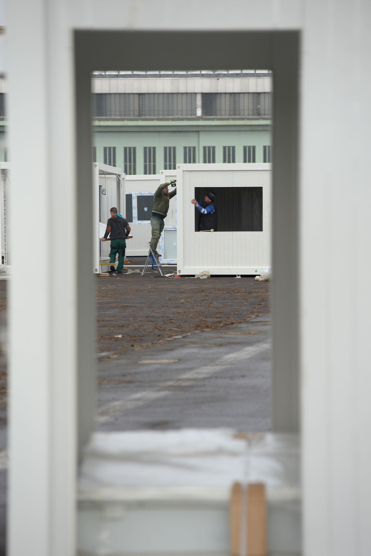 Bauarbeiter montieren Fenster und Türen.