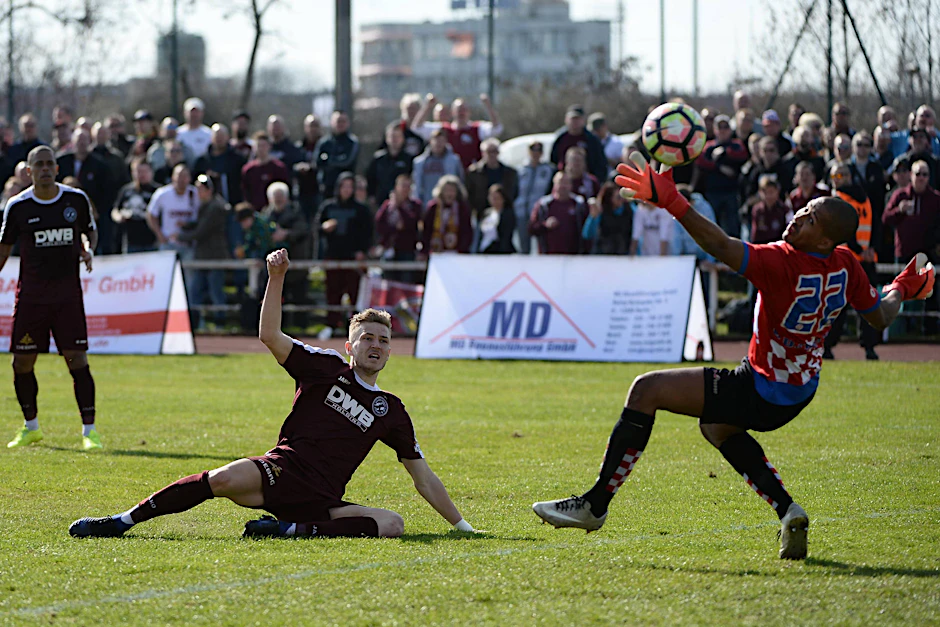 Dynamos Dennis Srbeny (l.) trifft zum 1:0 kurz vor der Pause.