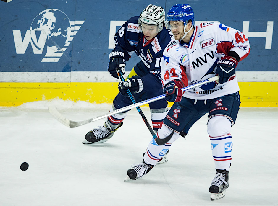 Berlins Jonas Müller (l.) und Mannheims Chad Kolarik kämpfen um den Puck.
