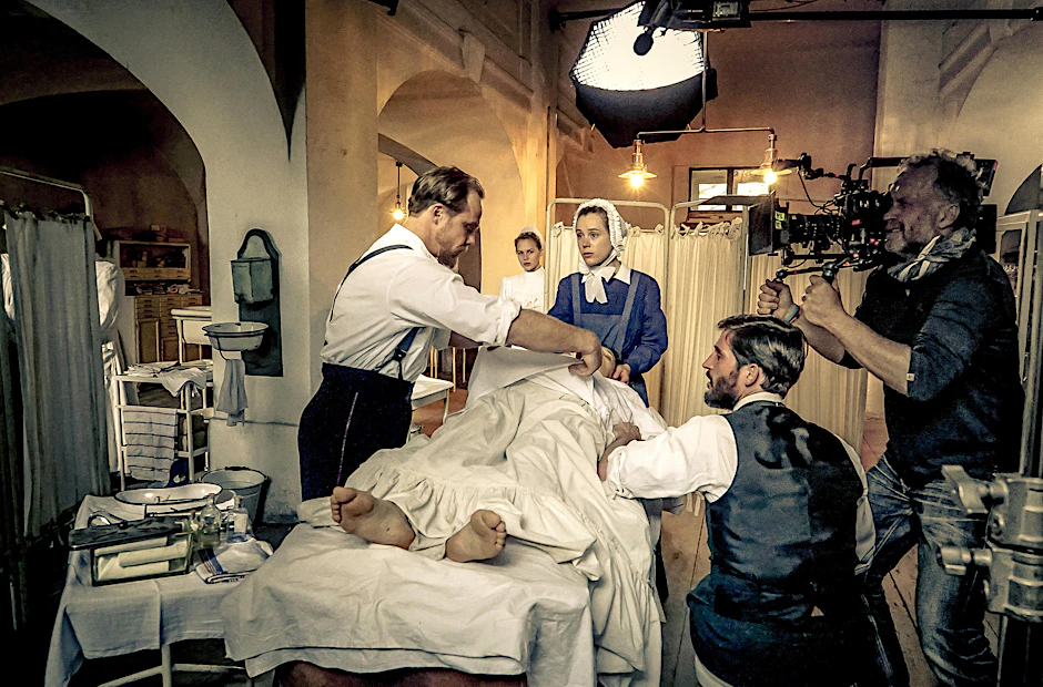 Am Filmset von „Charité“: Matthias Koeberlin (links) als Emil Behring, Klara Deutschmann als  Schwester Therese und Christoph Bach als Paul  Ehrlich sowie Kameramann Holly Fink