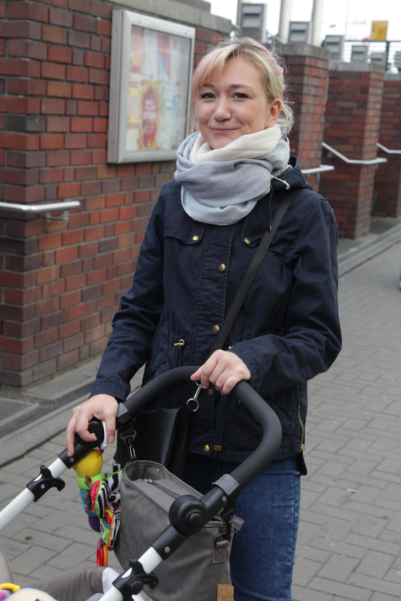 „Musik sollte man frei teilen können“ Romina Müller (31) aus Pankow findet, der Upload von Musikalben sollte nicht mehr länger eine Straftat sein. „In der heutigen Zeit sollte man Musik überall frei teilen können“, sagt die 31-Jährige. Trotzdem benutzen ihre Kinder nur Youtube und legale Streamingdienste.